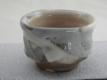 ngu-13 志野焼  ぐいのみ おちょこ   文部大臣奨励賞受賞作家  荒川明作 木箱付きギ フト 還暦祝い 定年 退職祝い 結婚祝い 誕生日 クリスマスプレゼント 金婚式のお祝いの贈り物に♪ ngの画像