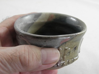  ngu-16 鳴海織部 ぐいのみ 　おちょこ 　文部大臣奨励賞受賞作家 荒川明作 　木箱付き こだわりのギフト 還暦祝い などの贈り物に最適  無料ラッピング　 ngu-16の画像