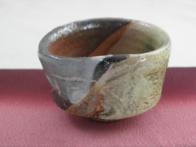 ngu-17 鳴海織部 ぐいのみ 　おちょこ 　文部大臣奨励賞受賞作家 荒川明作 　木箱付き こだわりのギフト 還暦祝い などの贈り物に最適  無料ラッピング　 ngu-17の画像