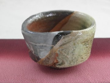 ngu-17 鳴海織部 ぐいのみ 　おちょこ 　文部大臣奨励賞受賞作家 荒川明作 　木箱付き こだわりのギフト 還暦祝い などの贈り物に最適  無料ラッピング　 ngu-17の画像