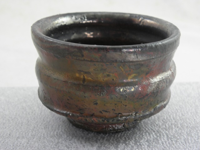 ngu-21 黒虹彩楽 ぐいのみ　 おちょこ 　盃　 黒の中に夕映えのような様々な赤色がでた美しいぐいのみ。陶芸作家 荒川明作   文部大臣奨励賞受賞作家　　木箱付き こだわりのギフト 還暦祝い などの画像