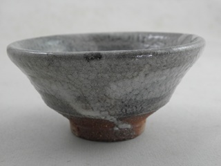 ngu-23  極上 唐津ぐいのみ 　 おちょこ 　盃　 文部大臣奨励賞受賞作家　 荒川明作  　　木箱付き こだわりのギフト 還暦祝い などの贈り物に最適  無料ラッピング　ngu-23の画像