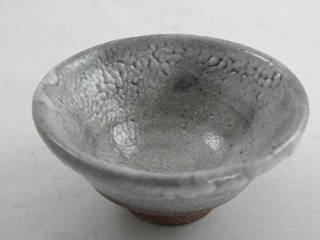 ngu-23  極上 唐津ぐいのみ 　 おちょこ 　盃　 文部大臣奨励賞受賞作家　 荒川明作  　　木箱付き こだわりのギフト 還暦祝い などの贈り物に最適  無料ラッピング　ngu-23の画像