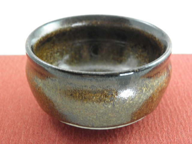 ngu-24  流金天目釉 ぐいのみ おちょこ  文部大臣奨励賞受賞作家  茶陶賞受賞　荒川明作　木箱付き こだわりのギフト 還暦祝い などの贈り物に最適  無料ラッピング　ngu-24の画像