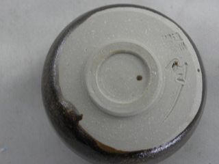 ngu-24  流金天目釉 ぐいのみ おちょこ  文部大臣奨励賞受賞作家  茶陶賞受賞　荒川明作　木箱付き こだわりのギフト 還暦祝い などの贈り物に最適  無料ラッピング　ngu-24の画像