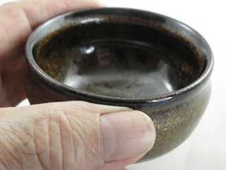 ngu-24  流金天目釉 ぐいのみ おちょこ  文部大臣奨励賞受賞作家  茶陶賞受賞　荒川明作　木箱付き こだわりのギフト 還暦祝い などの贈り物に最適  無料ラッピング　ngu-24の画像
