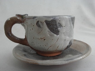 nko-6- 志野焼 コーヒーカップ ＆ソーサー 文部大臣奨励賞受賞作家  茶陶賞受賞　荒川明作 　送料無料、化粧箱付き こだわりのギフト 還暦祝い などの贈り物に最適  無料ラッピング　 nko-6の画像