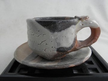nko-6- 志野焼 コーヒーカップ ＆ソーサー 文部大臣奨励賞受賞作家  茶陶賞受賞　荒川明作 　送料無料、化粧箱付き こだわりのギフト 還暦祝い などの贈り物に最適  無料ラッピング　 nko-6の画像