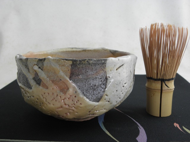 eg-1極上志野 抹茶茶碗   　文部大臣奨励賞受賞作家 　茶陶賞受賞　荒川明作　　木箱付き 　送料無料　こだわりのギフト 還暦祝い などの贈り物に最適  無料ラッピング　抹茶茶盌通販の画像