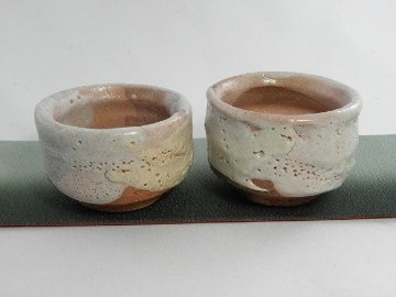 igus-4 焼締志野 夫婦ぐいのみ  文部大臣奨励賞受賞作家　荒川明作 木箱付きの画像