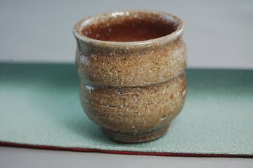 egu-40 焼締長ぐいのみ おちょこ 文部大臣奨励賞受賞作家　荒川明作 木箱付きの画像