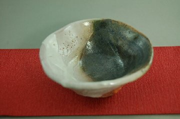 dgu-9  鳴海織部　 平ぐいのみ　　おちょこ　文部大臣奨励賞受賞作家　荒川明作 木箱付きの画像