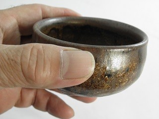 hgu-20  極上ぐいのみ 流金天目釉 ぐいのみ 文部大臣奨励賞受賞作家　荒川明作 木箱付きの画像