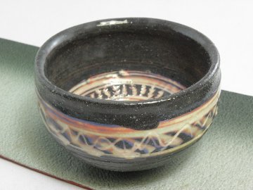 igu-23　積層泥彩ぐいのみ 文部大臣奨励賞受賞作家　荒川明作 木箱付きの画像