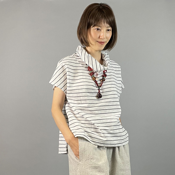 【亀田縞】オフタートルフレンチブラウス　綿ちぢみ 白地グレー縞の画像