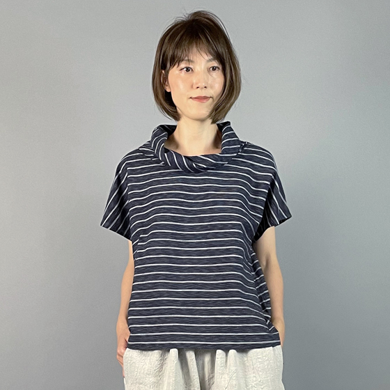 【亀田縞】オフタートルフレンチブラウス　綿ちぢみ　紺地ストライプ　　の画像