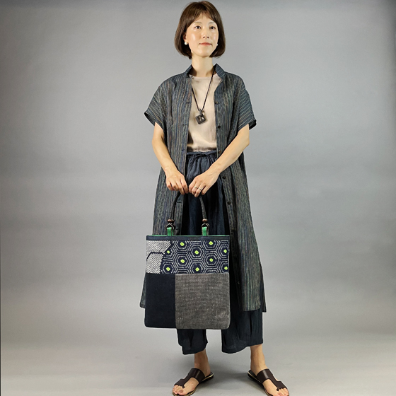亀甲絞りのトートバッグ　　濃紺×グレー×グリーンの画像