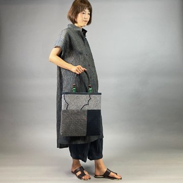 亀甲絞りのトートバッグ　　濃紺×グレー×グリーンの画像