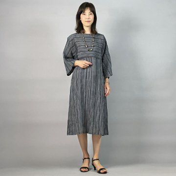【近江の麻】フレアー袖ワンピース　モノトーン縞の画像