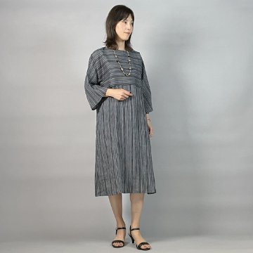 【近江の麻】フレアー袖ワンピース　モノトーン縞の画像