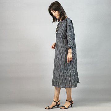 【近江の麻】フレアー袖ワンピース　モノトーン縞の画像
