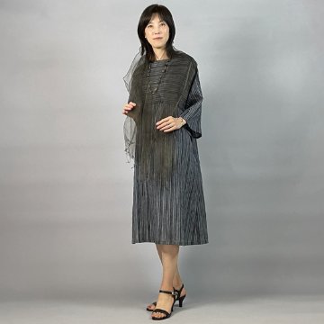 【近江の麻】フレアー袖ワンピース　モノトーン縞の画像
