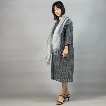 【近江の麻】フレアー袖ワンピース　モノトーン縞の画像