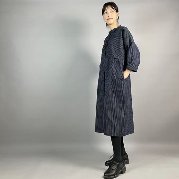 【亀田縞】段違いコートワンピース　紺にグレーの縞の画像