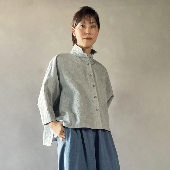 【亀田縞】ワイドショートブラウス　ブルーグレー　ワッシャーの画像