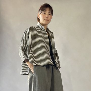 【亀田縞】ワイドショートブラウス　綿麻　グレーの縞の画像
