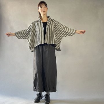 【亀田縞】ワイドショートブラウス　綿麻　グレーの縞の画像