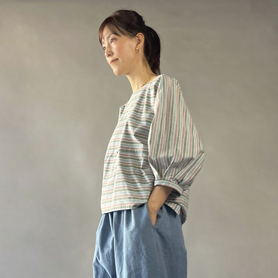 【遠州綿紬】バルーン袖ノーカラーブラウス　つゆ草の画像