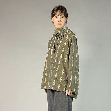 【備後絣】ざくろと藍染め　オフタートルプルオーバー　矢絣　の画像