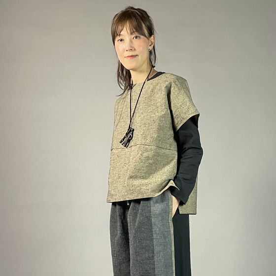 【遠州綿紬】ノーカラープルオーバー　黒鼠（くろねず）の画像