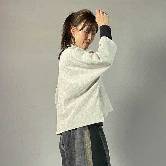 【備後絣】ワイドショートブラウス（ムササビ）　うす墨スラブの画像