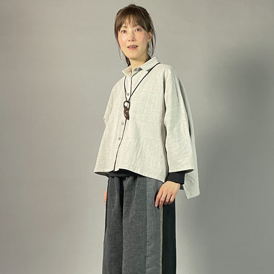 【備後絣】ワイドショートブラウス（ムササビ）　うす墨スラブの画像
