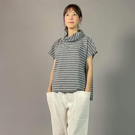 【亀田縞】オフタートルフレンチブラウス　綿ちぢみ グレー地白縞の画像