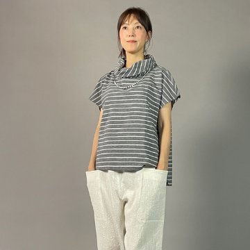 【亀田縞】オフタートルフレンチブラウス　綿ちぢみ グレー地白縞の画像