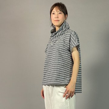 【亀田縞】オフタートルフレンチブラウス　綿ちぢみ グレー地白縞の画像
