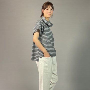 【亀田縞】オフタートルフレンチブラウス　綿ちぢみ グレー地白縞の画像