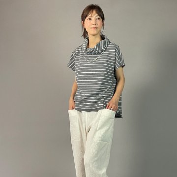 【亀田縞】オフタートルフレンチブラウス　綿ちぢみ グレー地白縞の画像