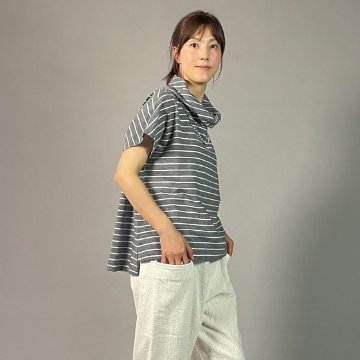 【亀田縞】オフタートルフレンチブラウス　綿ちぢみ グレー地白縞の画像