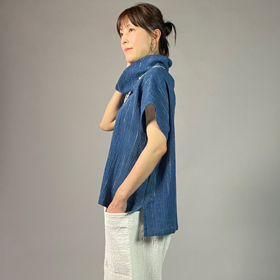 【備後絣】藍染め　オフタートルフレンチブラウス　文人絣　中藍の画像