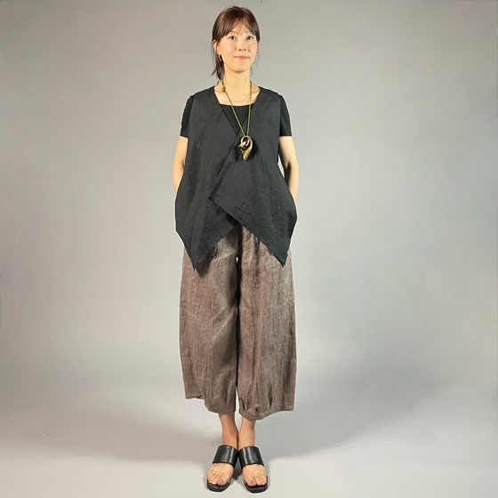 【近江ちぢみ】麻100％ワイドタックパンツ　うす茶の画像