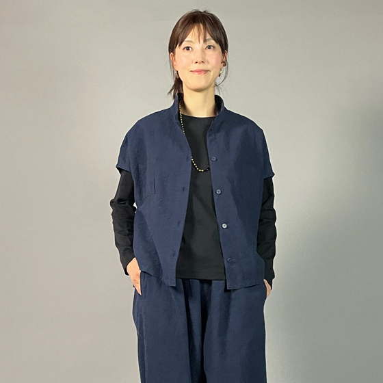 【亀田縞】フレンチ袖　前開きブラウス　ワッシャー紺の画像