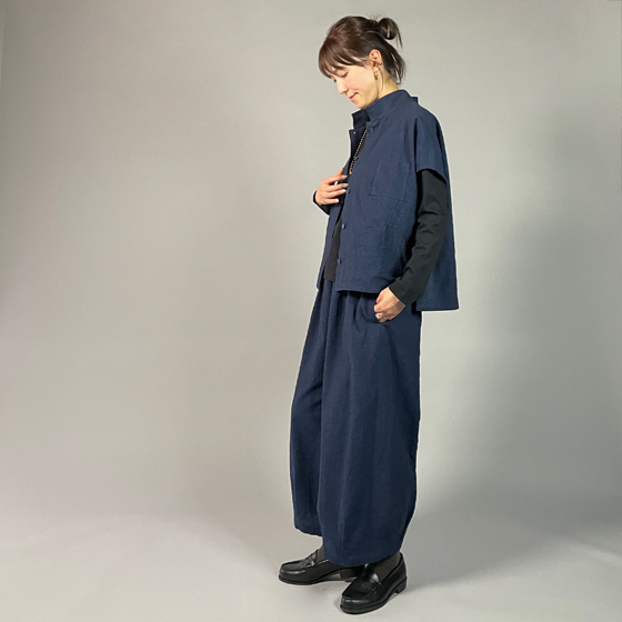 【亀田縞】フレンチ袖　前開きブラウス　ワッシャー紺の画像