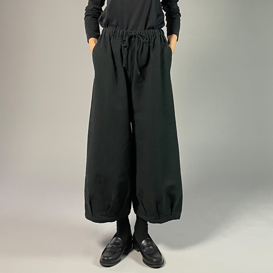 【遠州綿紬】タックワイドパンツ　あらし　黒の画像