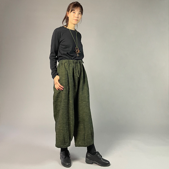 【遠州綿紬】タックワイドパンツ　あらし　無地　草色の画像