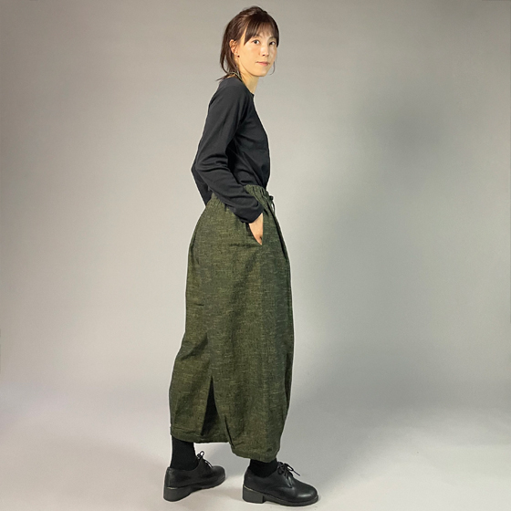 【遠州綿紬】タックワイドパンツ　あらし　無地　草色の画像