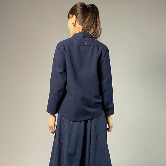 【備後絣】藍染め　スタンドカラー　ペンポケットブラウス　濃紺　無地の画像